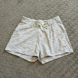 Lululemon on the fly shorts in space nimbus grey and white mid rise 2.5 inseam